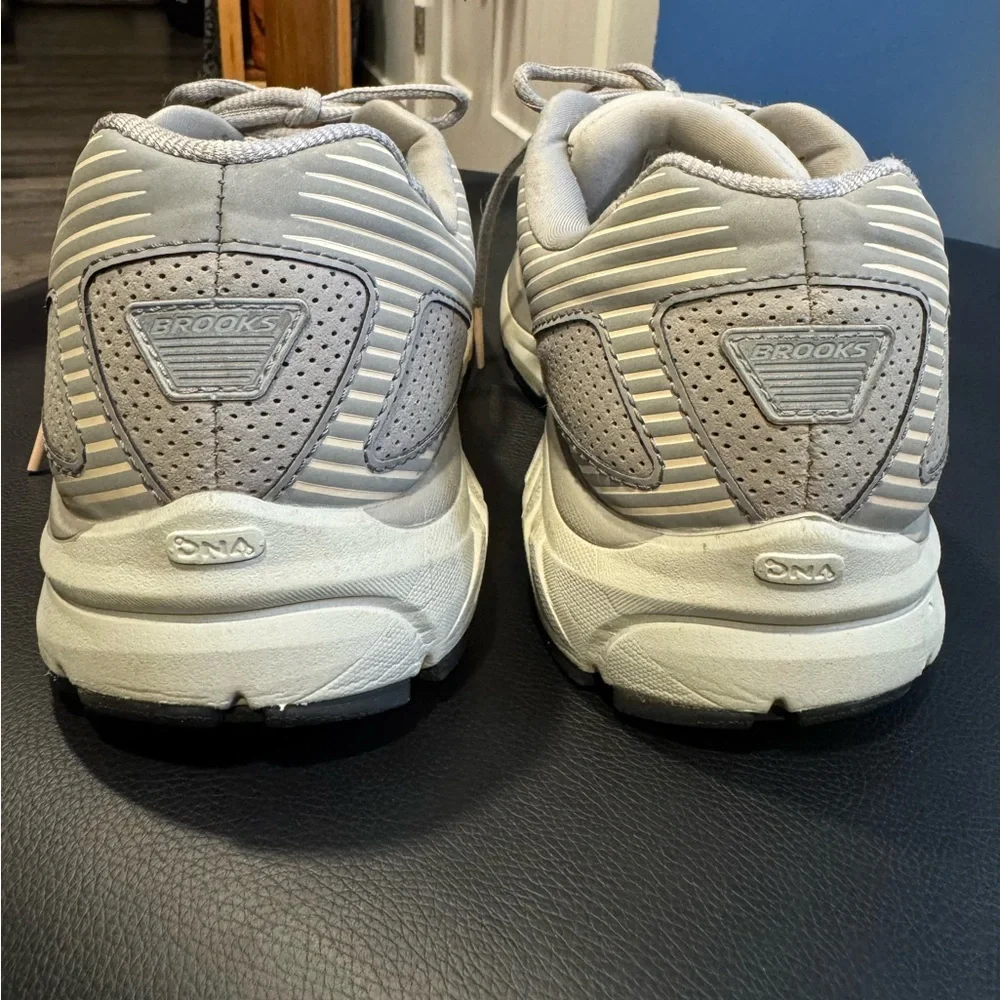 Brook’s Addiction Walker Suede Sneakers
Women’s Size 9 Wide - Picture 4 of 10